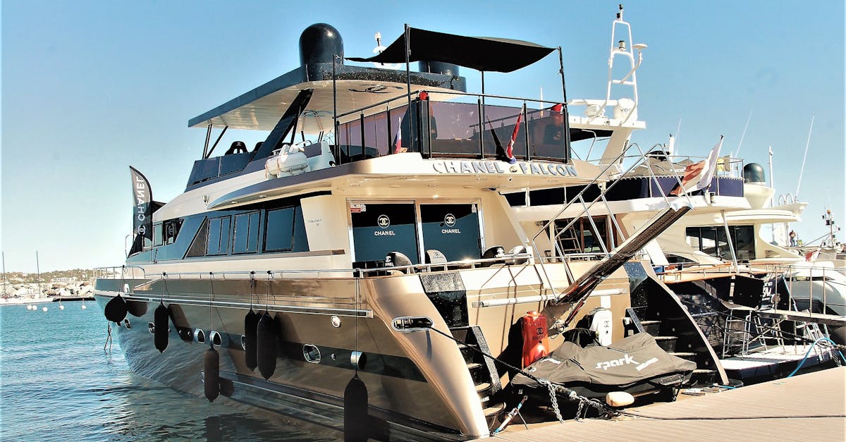 découvrez saint-tropez, la célèbre cité balnéaire de la côte d'azur, où glamour, plages ensoleillées et charme provençal s'entrelacent. explorez ses ruelles pittoresques, savourez sa cuisine locale et vivez des moments inoubliables au cœur de ce lieu emblématique.