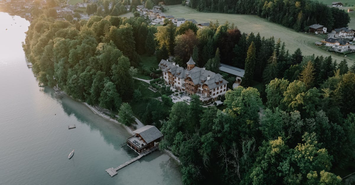 découvrez salzburg, la charmante ville autrichienne, célèbre pour son riche patrimoine musical, ses paysages alpins à couper le souffle et son architecture baroque. explorez les lieux de naissance de mozart, flânez dans les rues pavées et savourez les délices culinaires locaux.