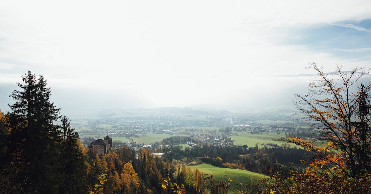 découvrez salzburg, la ville autrichienne charmante, célèbre pour son patrimoine historique, ses paysages alpins et son rôle en tant que berceau de mozart. explorez ses ruelles pittoresques, ses châteaux majestueux et profitez de la délicieuse cuisine locale.