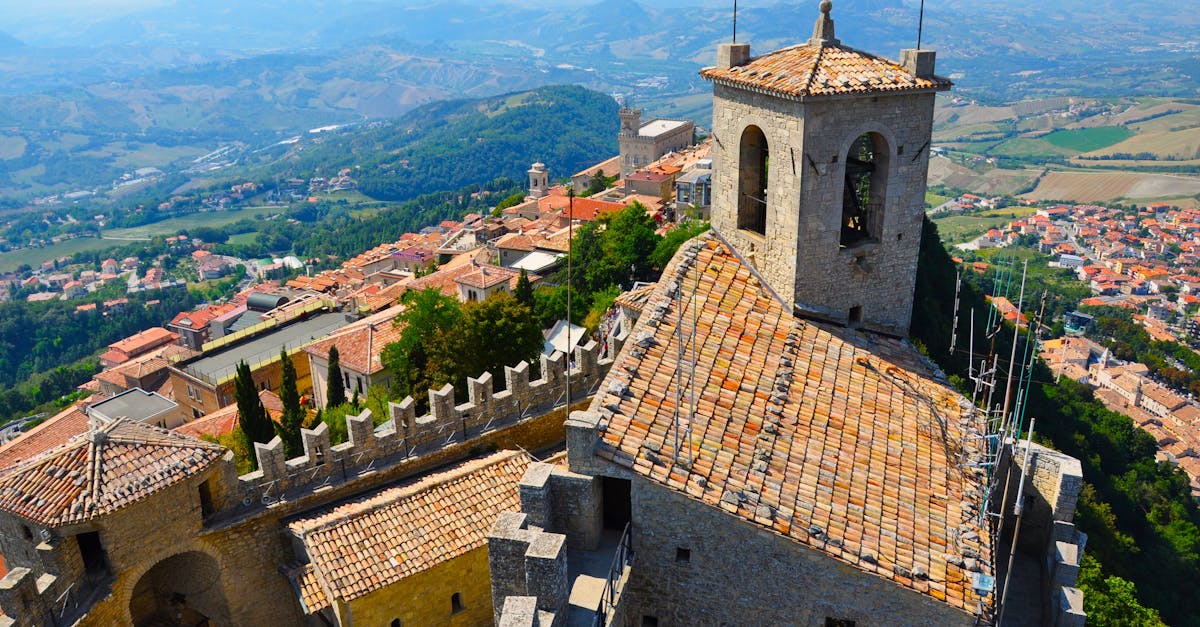 découvrez san marin, la fascinante république enclavée au cœur de l'italie. explorez ses majestueuses forteresses médiévales, promenez-vous dans ses charmantes rues pavées et imprégnez-vous de son riche patrimoine culturel. un voyage inoubliable vous attend dans ce petit mais captivant pays.