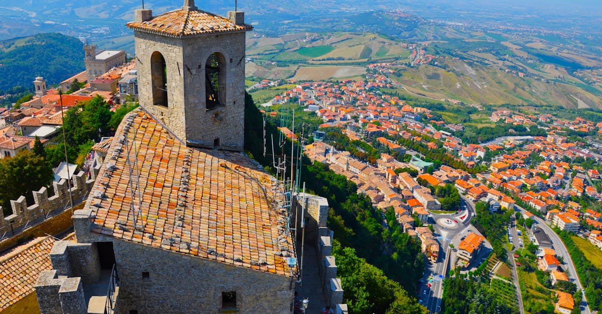 découvrez san marin, une des plus petites républiques au monde, riche en histoire et en culture. explorez ses paysages montagneux, ses forts médiévaux, et profitez d'une atmosphère unique dans cette destination européenne.