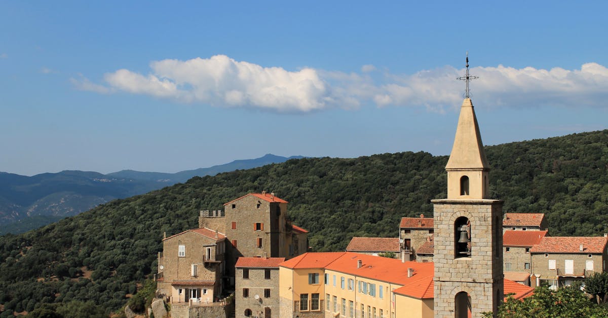 découvrez sartène, la ville historique de corse, célèbre pour ses ruelles médiévales, son patrimoine architectural riche et ses paysages envoûtants. plongez dans l'authenticité de cette destination unique offrant une expérience inoubliable entre mer et montagne.