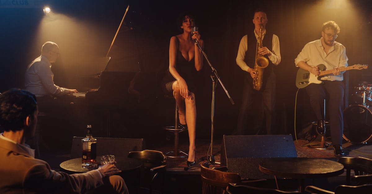 découvrez le saxophone, un instrument de musique emblématique aux sonorités riches et chaleureuses. explorez son histoire, ses différents types et son rôle dans divers genres musicaux. que vous soyez débutant ou amateur, plongez dans l'univers captivant du saxophone et laissez-vous inspirer par sa magie.