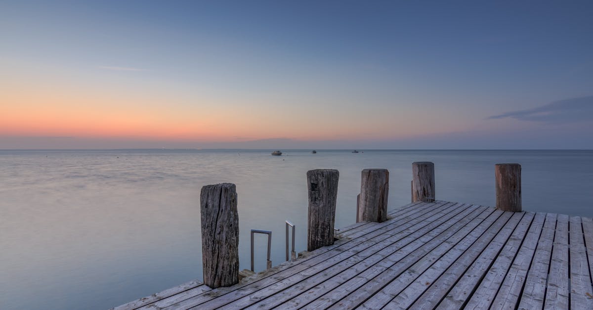découvrez schleswig-holstein, la belle région allemande située entre la mer du nord et la mer baltique, connue pour ses paysages pittoresques, ses charmants ports, et sa riche histoire culturelle. explorez ses traditions uniques, sa gastronomie savoureuse et ses activités de plein air variées.