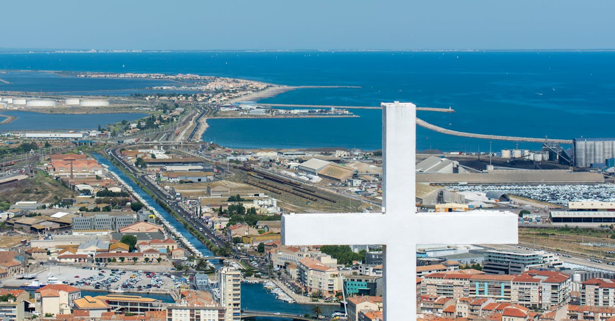 découvrez sète, perle méditerranéenne de france, célèbre pour ses canaux pittoresques, sa cuisine de fruits de mer délicieuse et ses plages ensoleillées. explorez cette ville dynamique, riche en culture, festivals et traditions nautiques, idéale pour une escapade inoubliable.