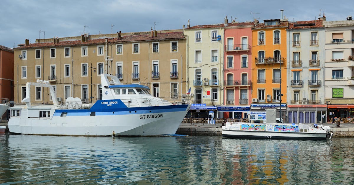 découvrez sète, la magnifique ville côtière du sud de la france. entre paysages pittoresques, plages ensoleillées, et une riche culture méditerranéenne, sète vous invite à explorer ses canaux, sa gastronomie locale et son ambiance artistique unique.