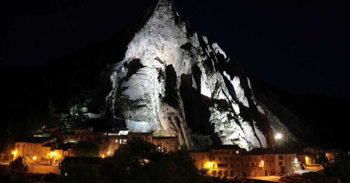 découvrez sisteron, la perle des alpes de haute-provence, célèbre pour sa citadelle impressionnante, ses paysages pittoresques et son riche patrimoine culturel. explorez les ruelles médiévales, profitez des activités de plein air et goûtez aux spécialités locales dans cette charmante ville qui allie histoire et nature.