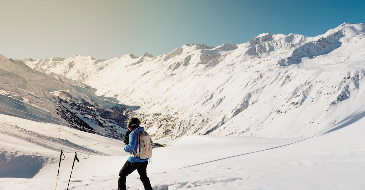découvrez l'univers du ski : des stations de renommée mondiale aux conseils pour débutants, plongez dans des paysages enneigés et vivez des aventures inoubliables sur les pistes.