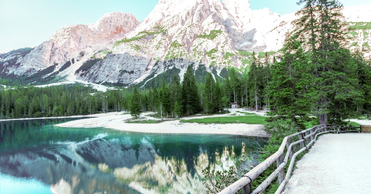 découvrez le trentino-alto adige, une région fascinante du nord de l'italie, célèbre pour ses paysages alpins à couper le souffle, ses charmants villages et son riche patrimoine culturel. parfait pour les amateurs de plein air et de gastronomie, cette destination offre une aventure inoubliable entre montagnes, lacs et traditions locales.