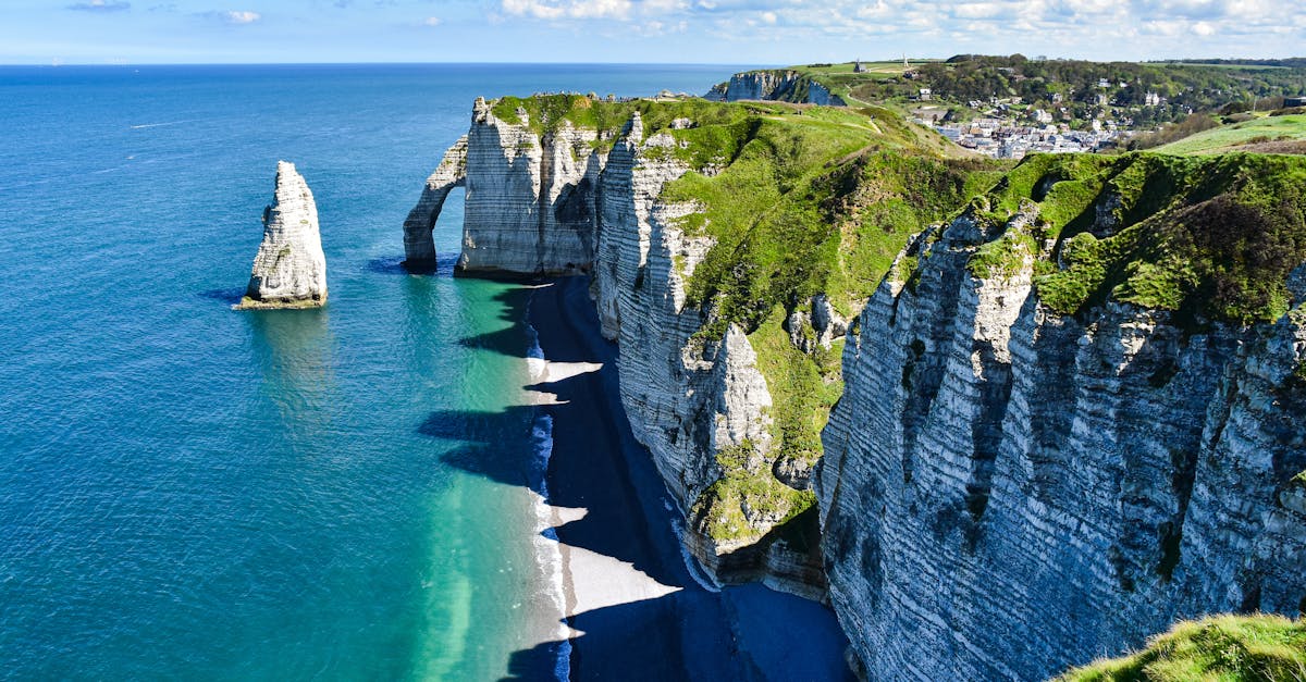 découvrez trouville, charmante station balnéaire normande, réputée pour ses plages de sable fin, son ambiance conviviale, ses restaurants de fruits de mer et ses événements culturels. parfait pour une escapade relaxante au bord de la mer.