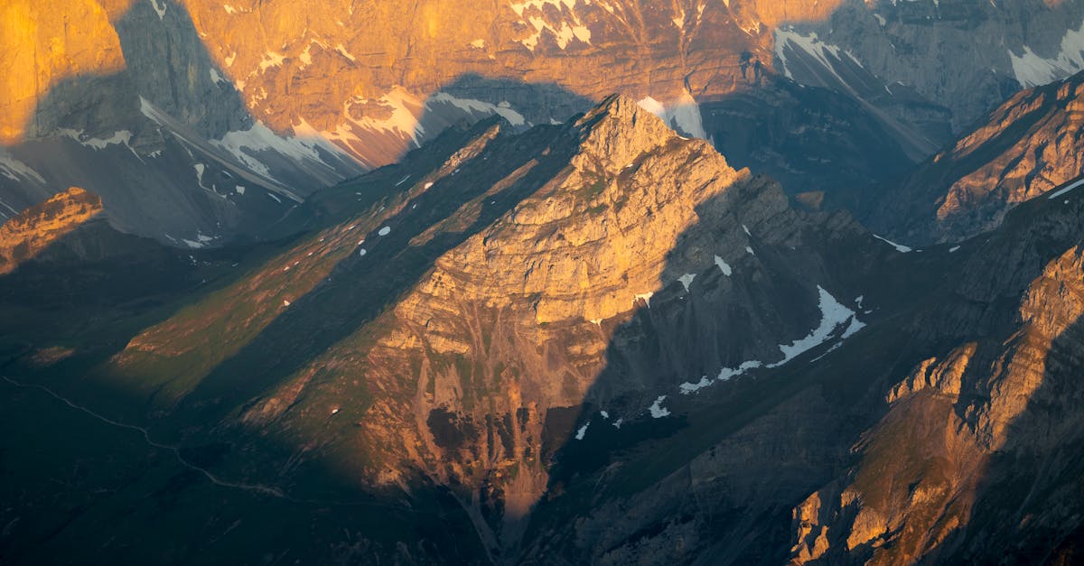 découvrez le tyrol, une région alpine magnifique en autriche, célèbre pour ses paysages à couper le souffle, ses stations de ski réputées et son riche patrimoine culturel. parfait pour les amateurs de montagne et de nature.