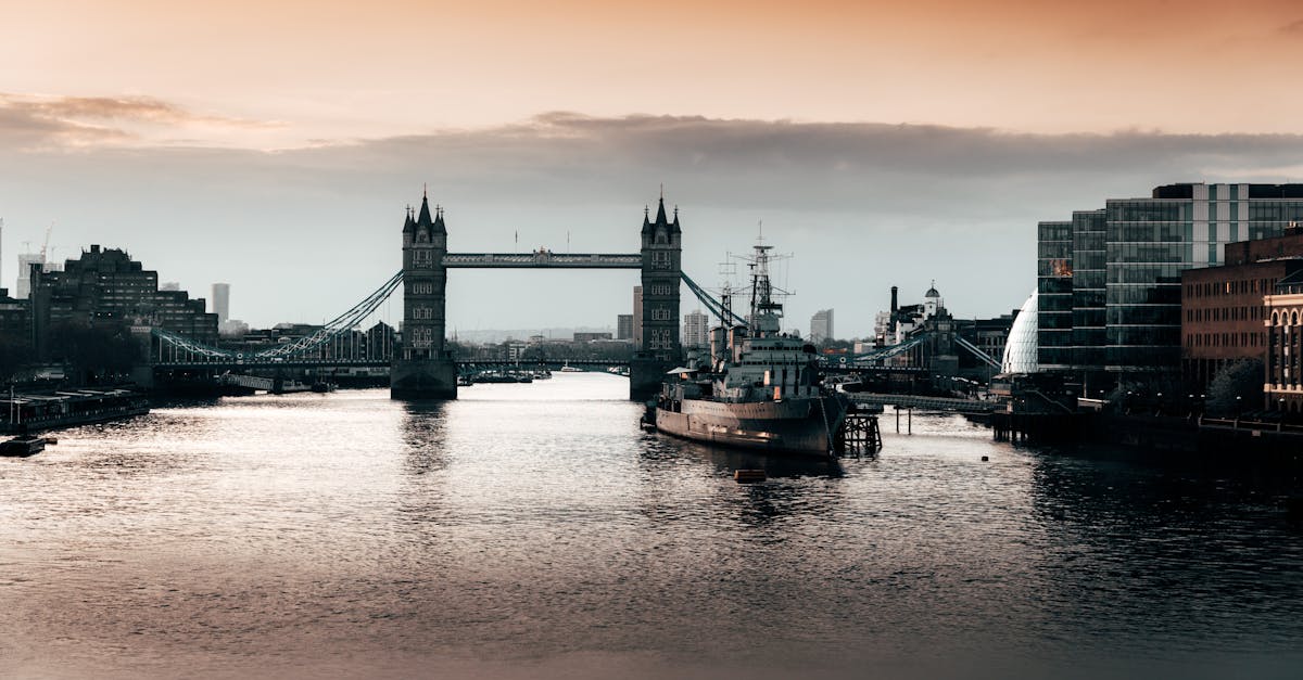 découvrez le royaume-uni, un pays riche en histoire, culture et paysages magnifiques. explorez les attractions emblématiques comme big ben, la tour de londres et les charmants villages pittoresques. plongez dans la diversité de ses traditions, sa gastronomie et son art captivant.