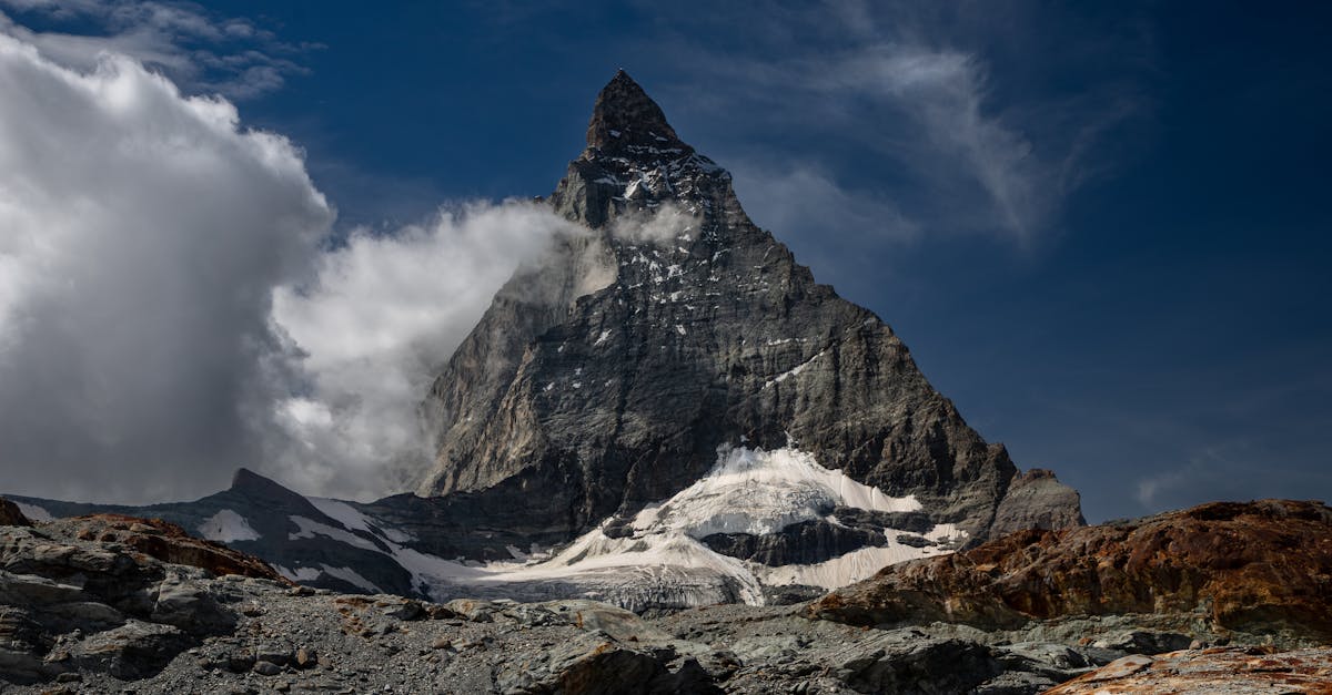 découvrez le valais, une région suisse captivante, célèbre pour ses paysages montagneux époustouflants, ses vignobles en terrasses et ses stations de ski de renommée mondiale. que vous soyez amateur de randonnée, passionné de gastronomie ou adepte de sports d'hiver, le valais offre une expérience unique alliant nature et culture.