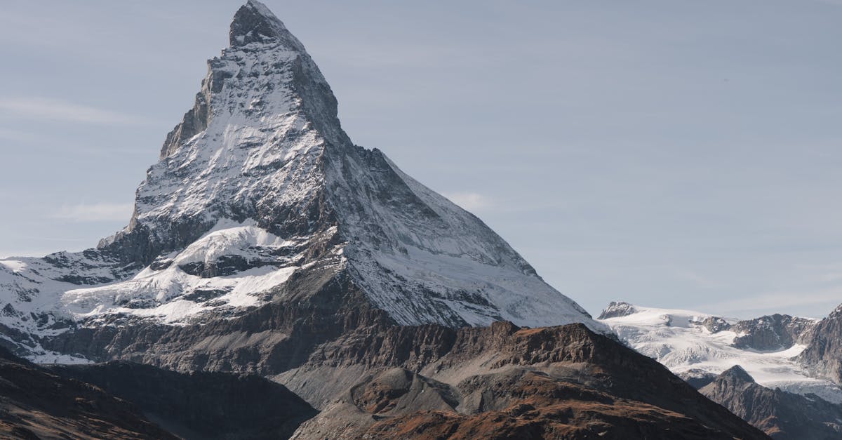 découvrez le valais, région suisse emblématique alliant paysages montagneux à couper le souffle, richesses culturelles et délices gastronomiques. explorez ses charmants villages, ses alpes majestueuses et ses vins renommés, pour une expérience inoubliable au cœur des alpes suisses.