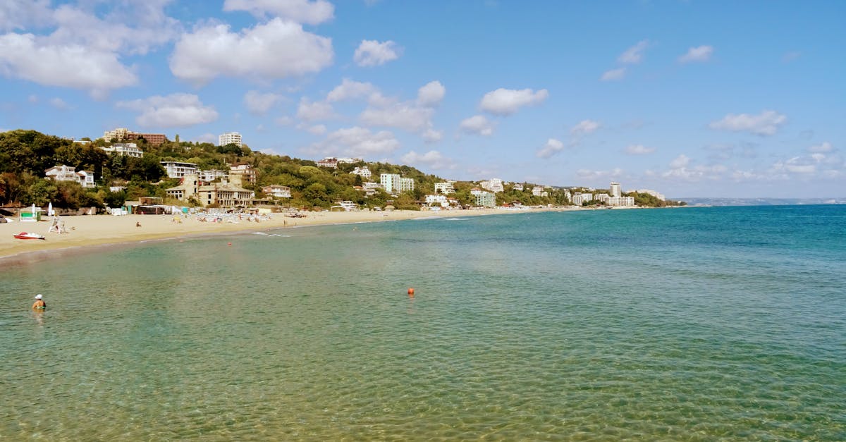découvrez varna, la perle de la mer noire, célèbre pour ses plages ensoleillées, son riche patrimoine culturel et ses attractions historiques. explorez ses monuments, savourez la cuisine locale et profitez d'une ambiance vibrante lors de vos vacances.