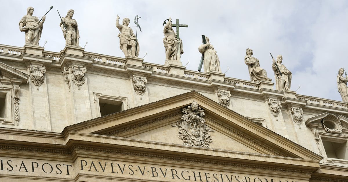 découvrez le vatican, centre spirituel du catholicisme et trésor d'art et d'architecture. explorez ses merveilles historiques, des jardins luxuriants aux impressionnantes œuvres de michel-ange, et plongez dans l'atmosphère unique de la cité papale.