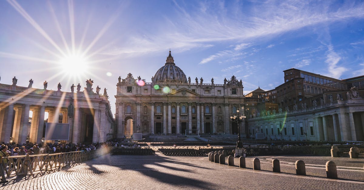 découvrez l'incroyable histoire, la culture et les trésors du vatican, le plus petit état du monde, qui abrite la majestueuse basilique saint-pierre et des œuvres d'art inestimables de maîtres tels que michel-ange et raphaël.