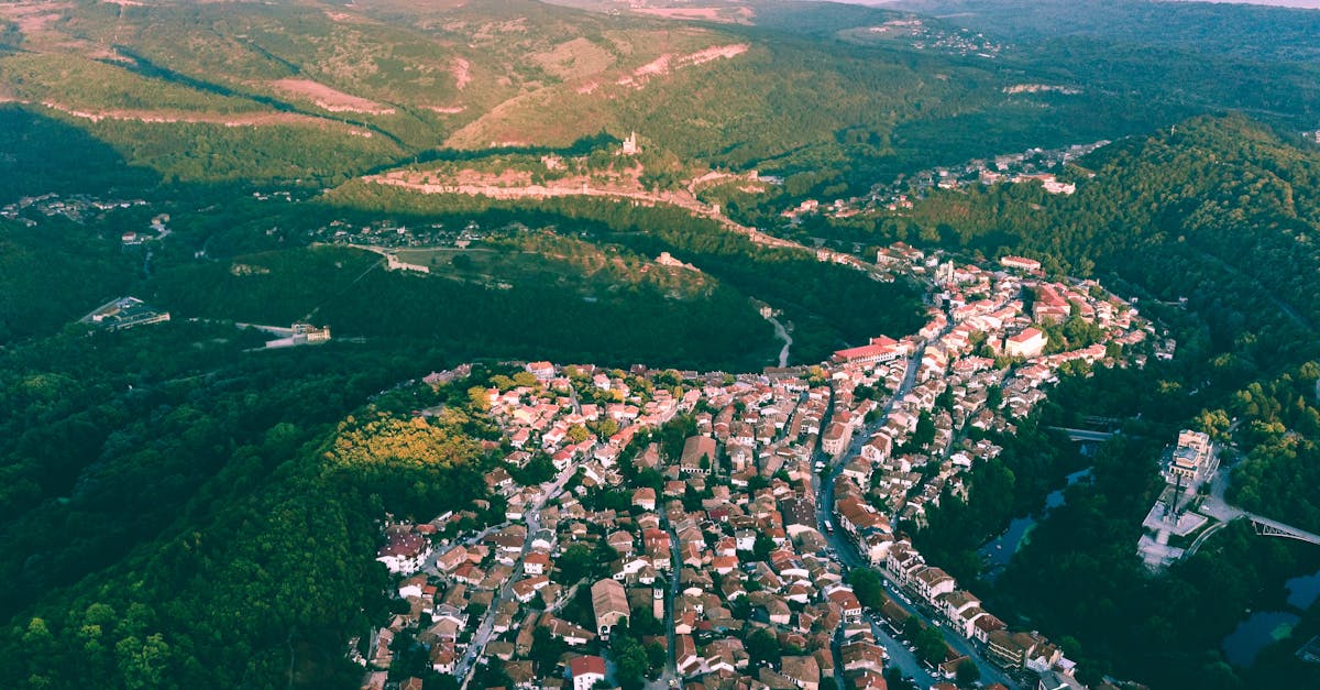 découvrez veliko tarnovo, la ville historique de bulgarie, célèbre pour ses superbes paysages, son riche patrimoine culturel et son impressionnante forteresse médiévale. explorez ses ruelles pittoresques, ses églises anciennes et profitez des vues panoramiques sur la vallée de la yantra.