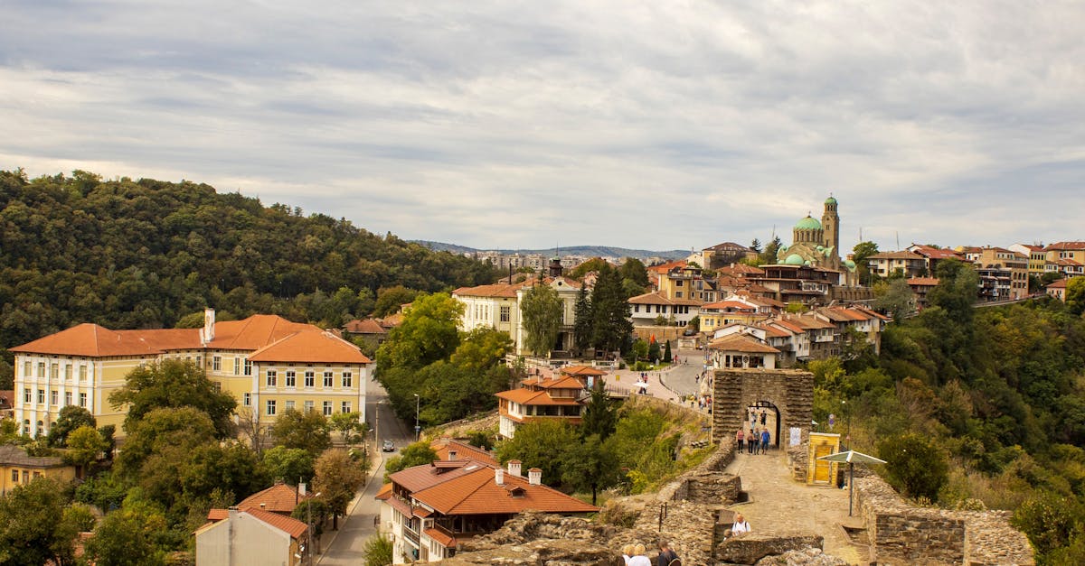 découvrez veliko tarnovo, la ville historique de bulgarie, célèbre pour son impressionnante forteresse médiévale, ses rues pittoresques et son riche patrimoine culturel. explorez les trésors architecturaux et profitez de panoramas à couper le souffle sur la vallée de la rivière yantra.