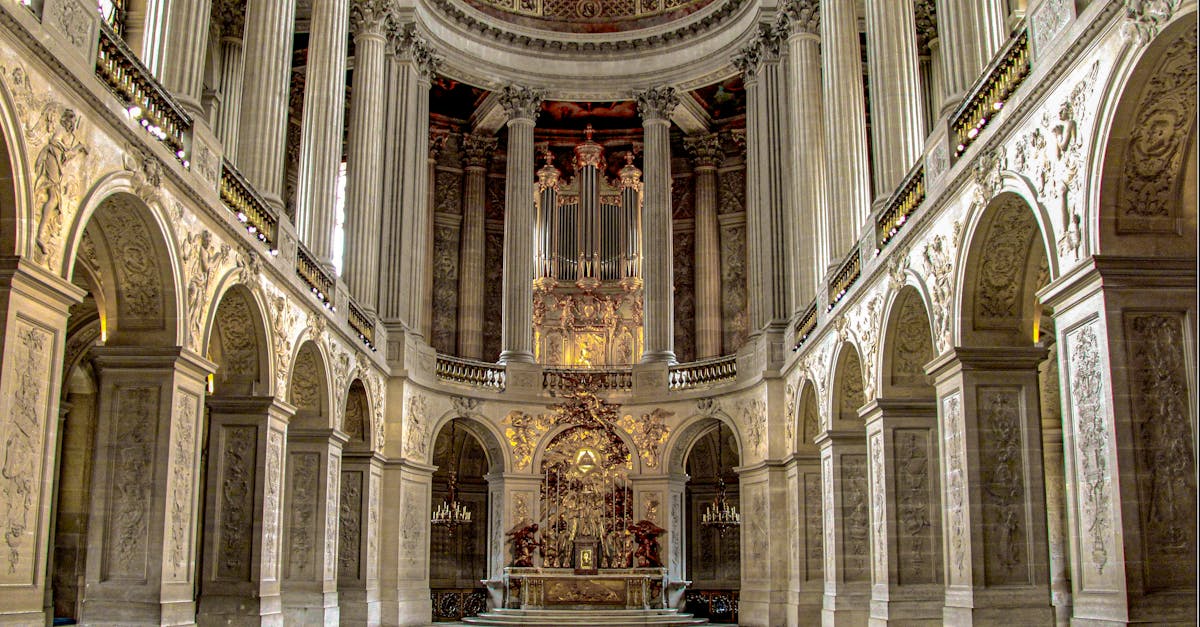 découvrez l'éclat du château de versailles, joyau de l'histoire française, avec ses jardins luxuriants, ses salles majestueuses et son riche patrimoine. plongez dans l'univers royal et explorez les secrets de la cour de louis xiv.
