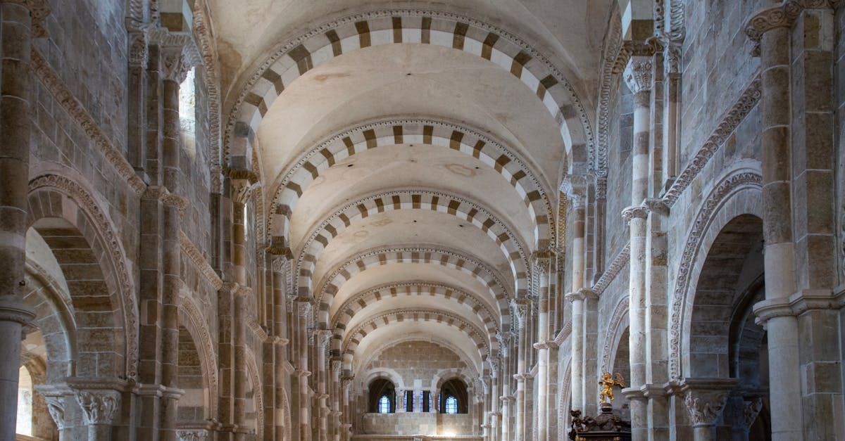 découvrez vézelay, un charmant village médiéval en france, célèbre pour sa basilique classée au patrimoine mondial de l'unesco et son riche patrimoine historique. flânez dans ses ruelles pittoresques, savourez ses spécialités locales et plongez dans l'atmosphère authentique de ce joyau bourguignon.