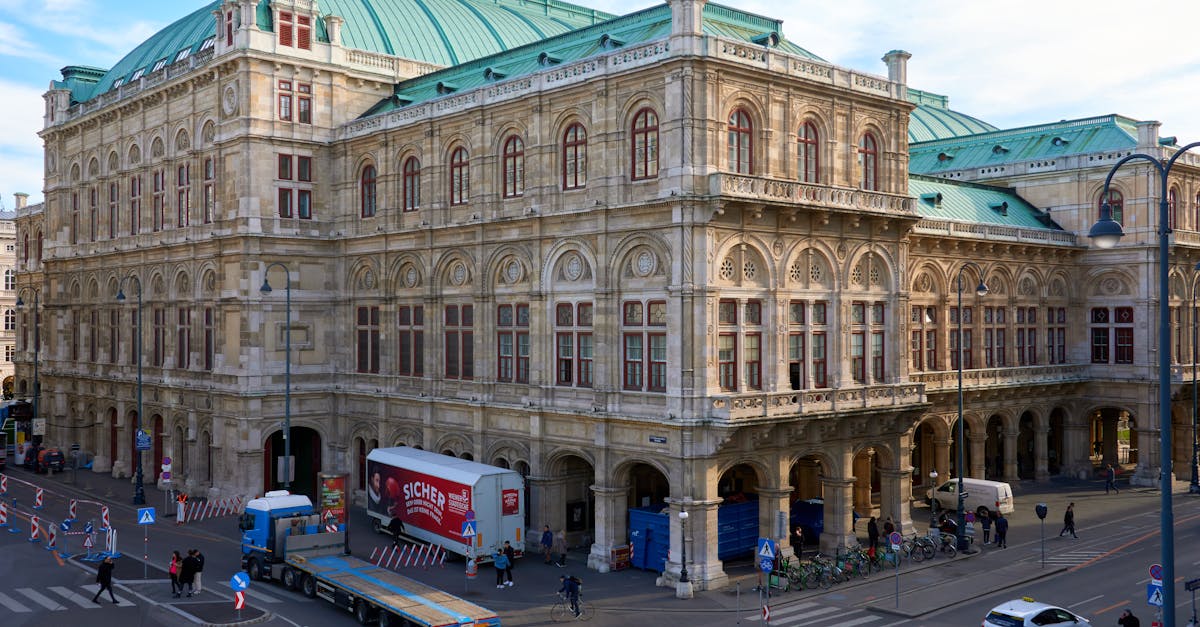découvrez vienne, la capitale autrichienne emblématique, où l'histoire rencontre la modernité. explorez ses palais majestueux, savourez la délicieuse cuisine locale et plongez dans une culture riche en musées et en concerts. vienne, une destination incontournable pour les amateurs de culture et de charme.