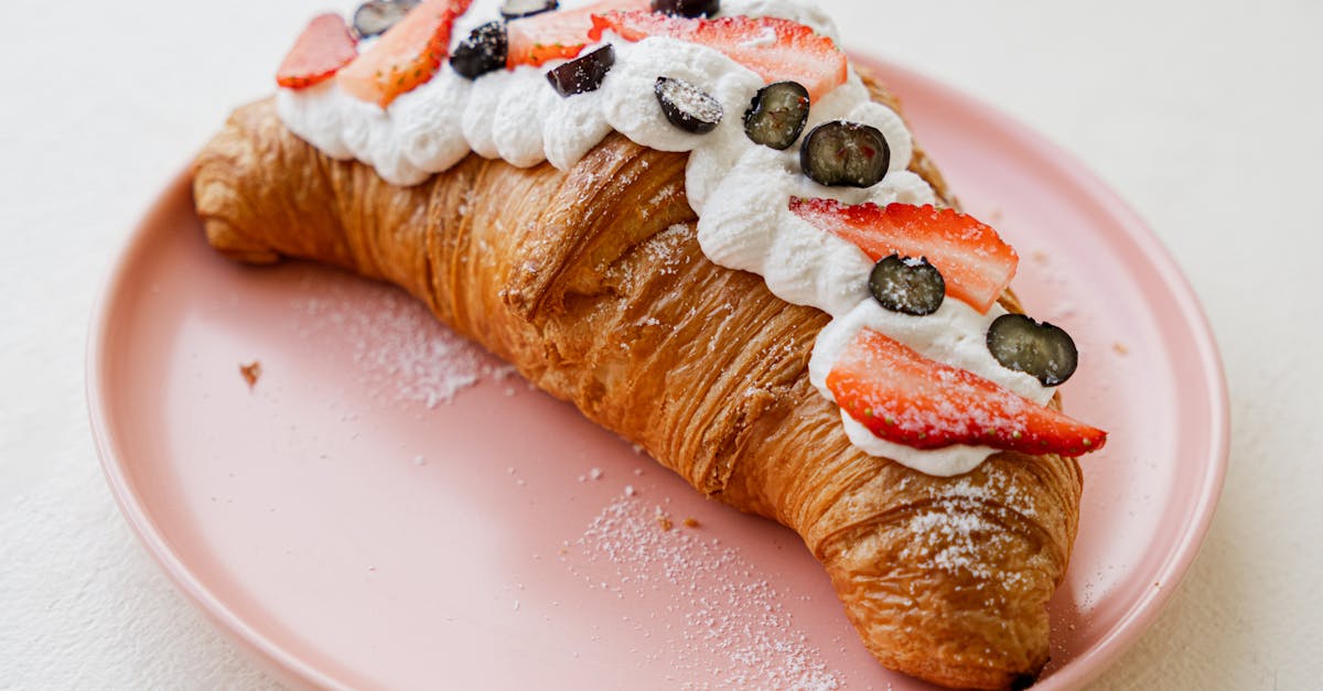 découvrez la légèreté et la douceur de la crème fouettée, un incontournable pour sublimer vos desserts et boissons. parfaite pour accompagner vos fruits, gâteaux ou café, cette préparation moelleuse apporte une touche de gourmandise à toutes vos créations culinaires.