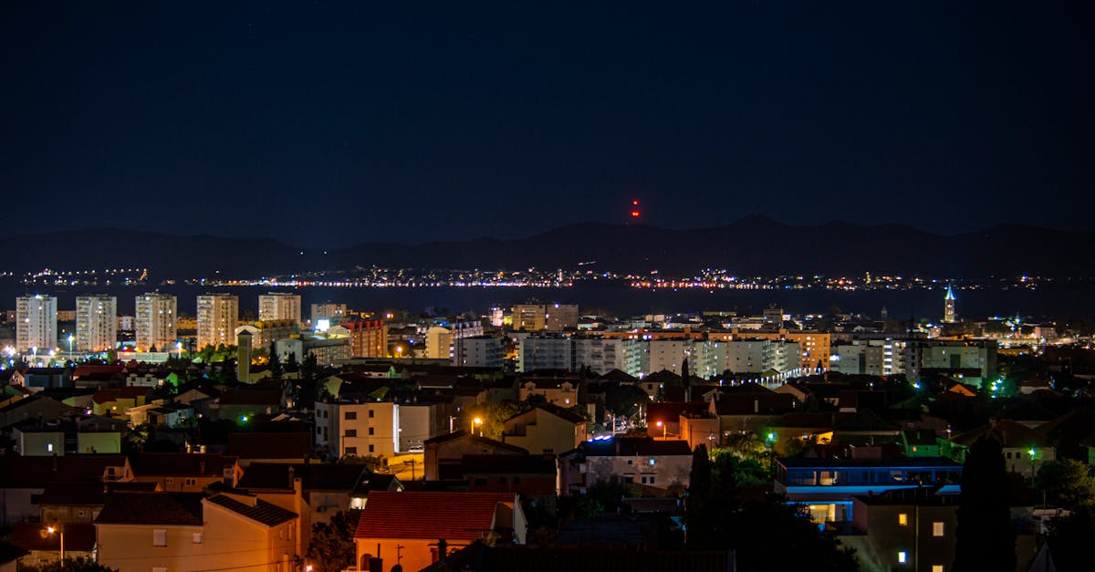 découvrez zadar, une charmante ville croate alliant histoire, culture et paysages époustouflants. explorez ses sites emblématiques comme l'orgue marin et le salut au soleil, tout en profitant de sa délicieuse cuisine et de ses magnifiques plages.