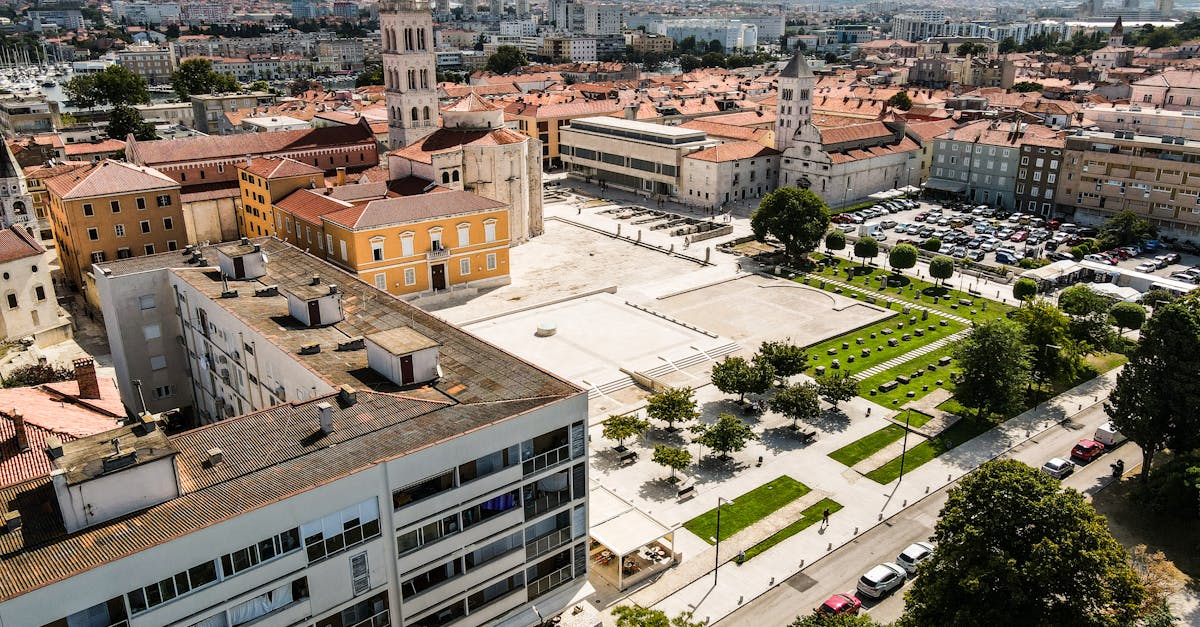 découvrez zadar, une charmante ville croate au bord de la mer adriatique, connue pour son riche patrimoine historique, ses paysages époustouflants et ses magnifiques plages. explorez ses ruelles anciennes, admirez les œuvres d'art moderne et profitez des sonorités apaisantes des orgues marins. zadar, une destination qui allie culture et nature.