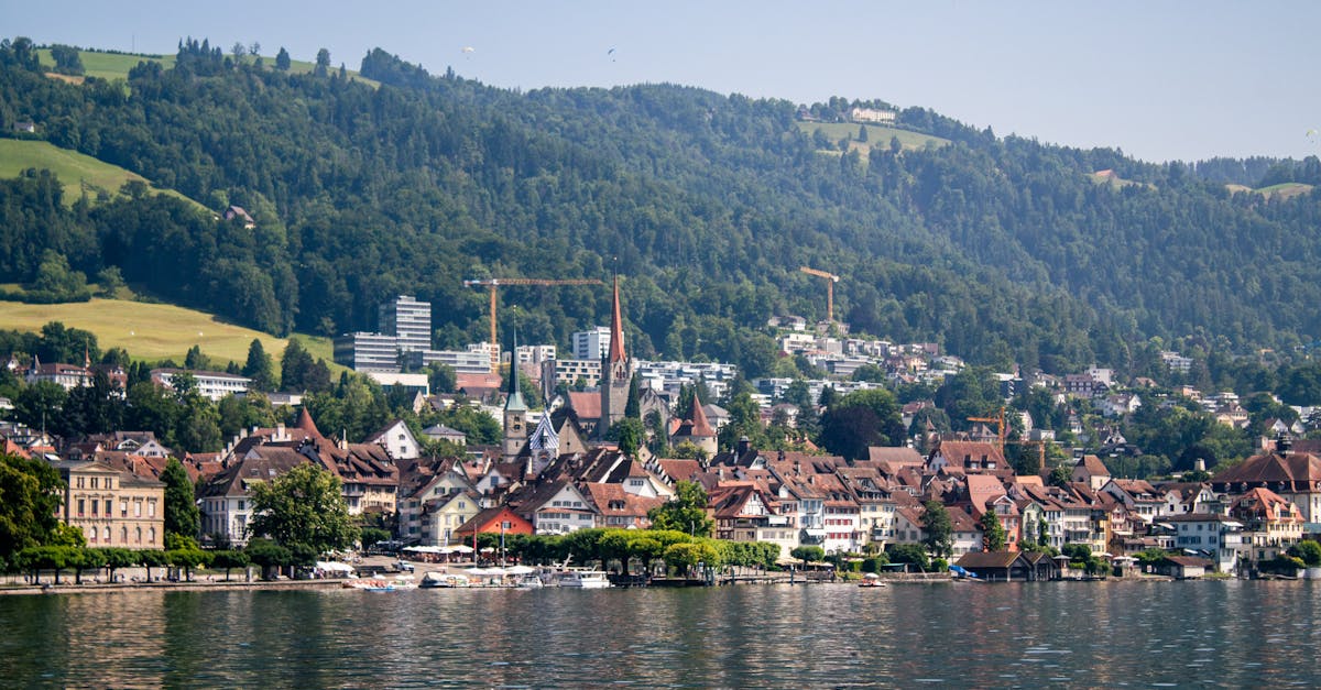 découvrez zug, une charmante ville suisse alliant nature et modernité. explorez ses magnifiques paysages, ses lacs cristallins et son riche patrimoine culturel tout en profitant d'une ambiance paisible. zug est le lieu idéal pour une escapade inoubliable.